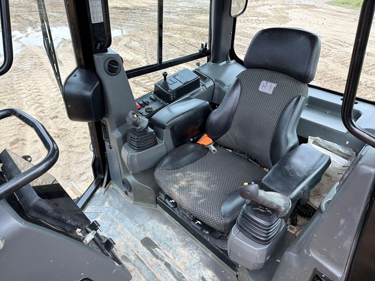 2021-caterpillar-d3-lgp-image-22