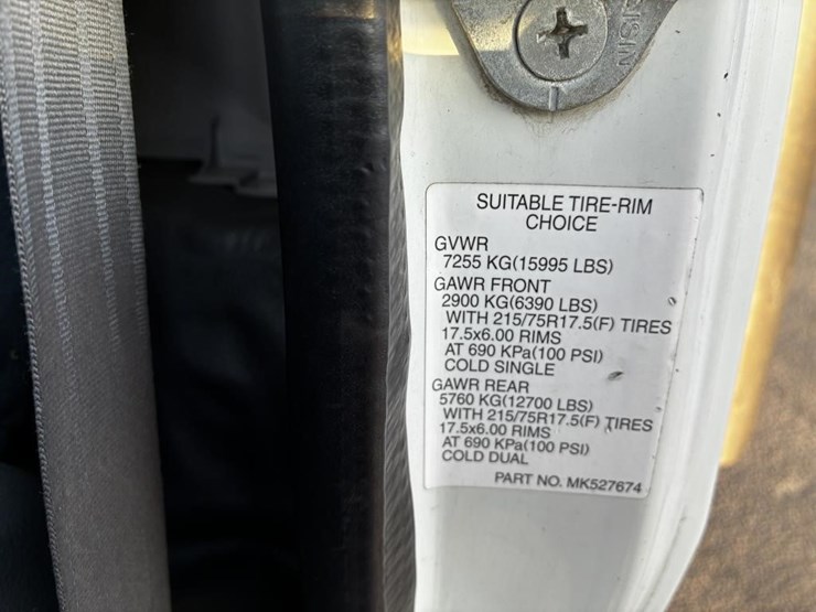 2012-mitsubishi-box-truck-image-17