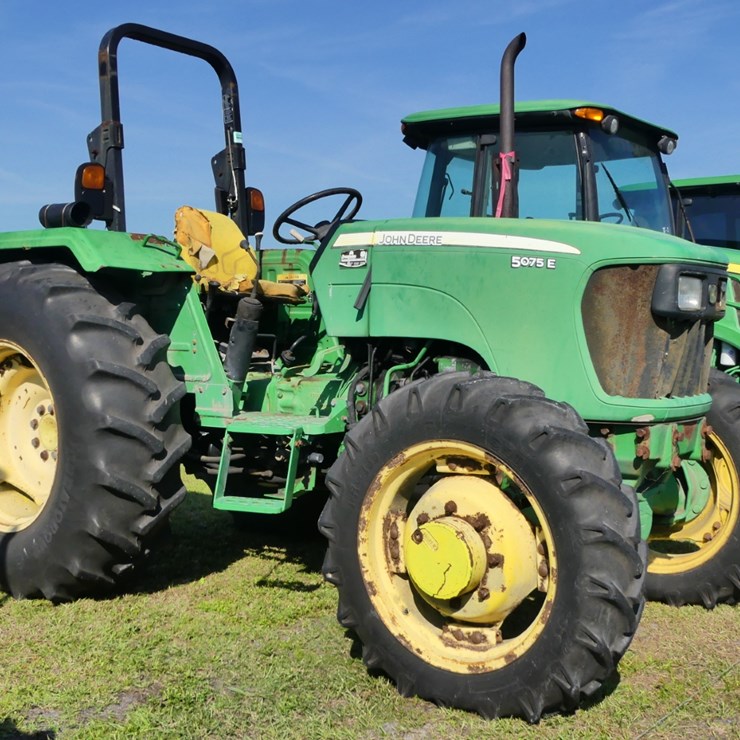 JOHN DEERE 5075E