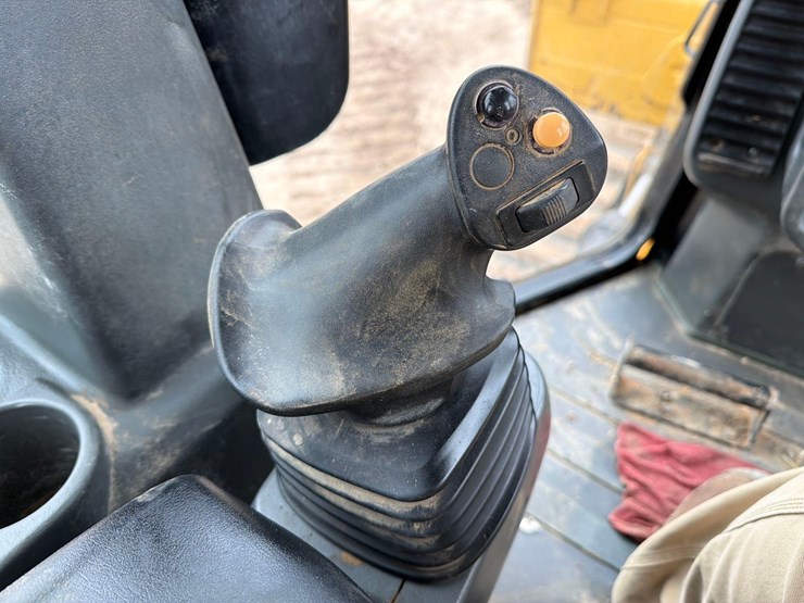 2021-caterpillar-d3-lgp-image-24