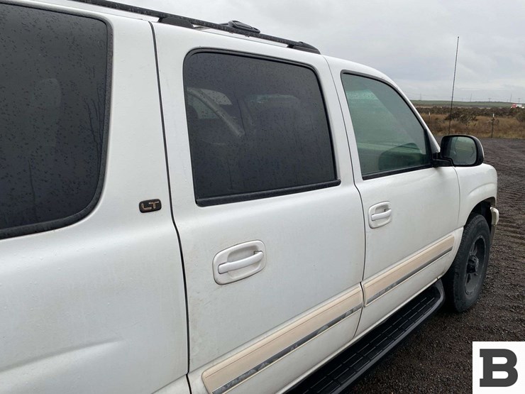 2004-chevrolet-suburban-image-24