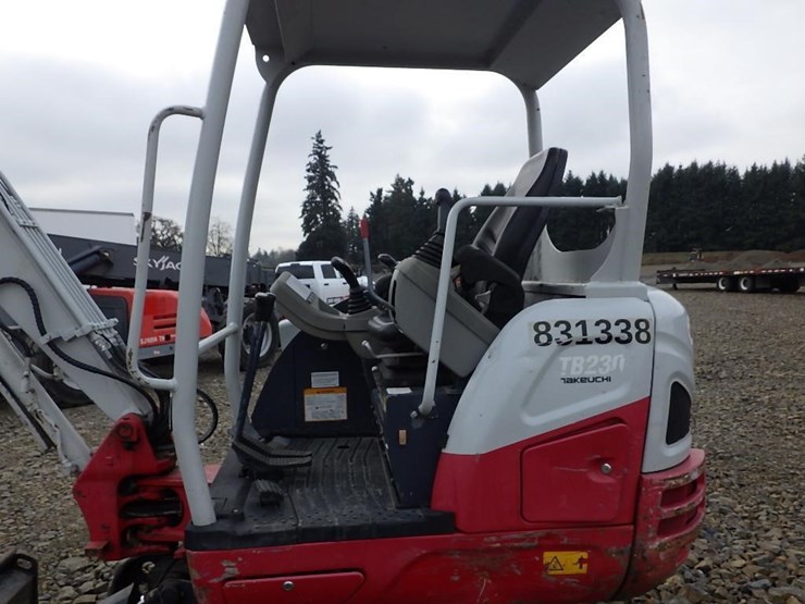 2016-takeuchi-tb230-image-22