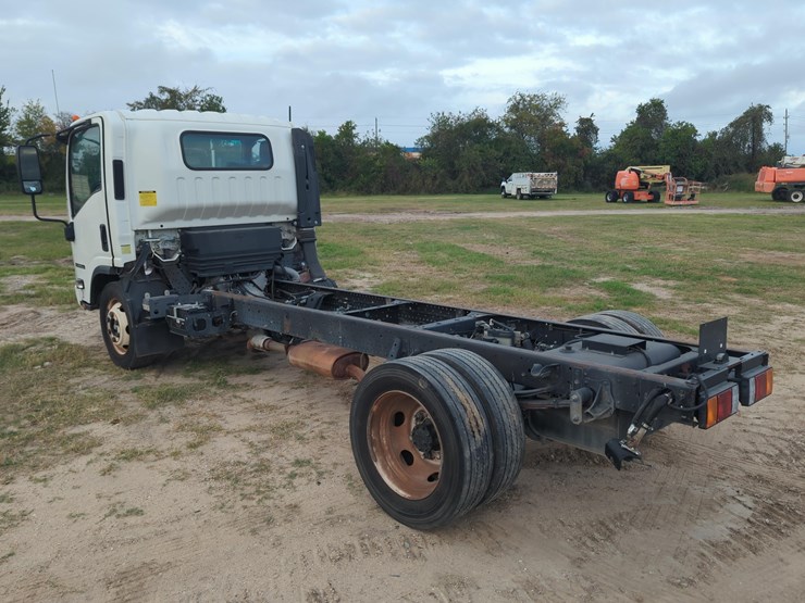 2018-isuzu-npr-image-5