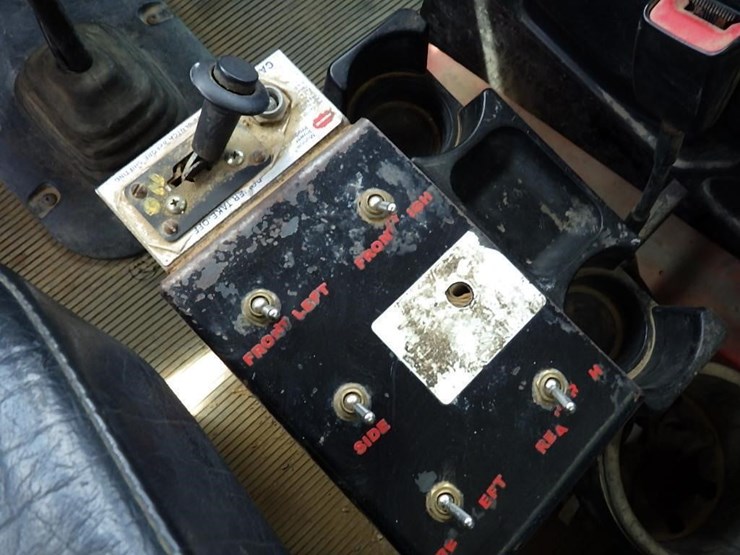 2016-peterbilt-348-image-40