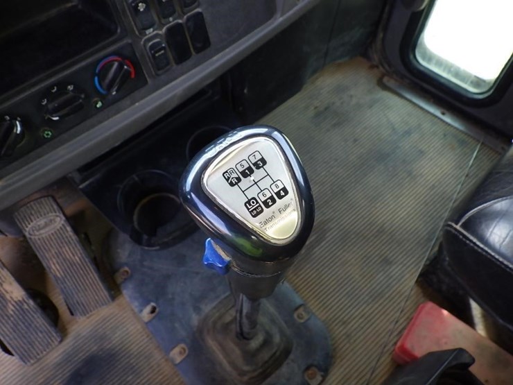 2016-peterbilt-348-image-39