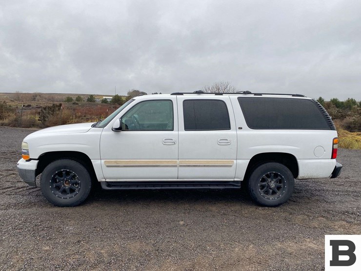 2004-chevrolet-suburban-image-2