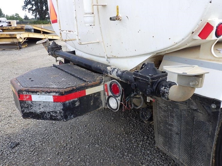 2016-peterbilt-348-image-14