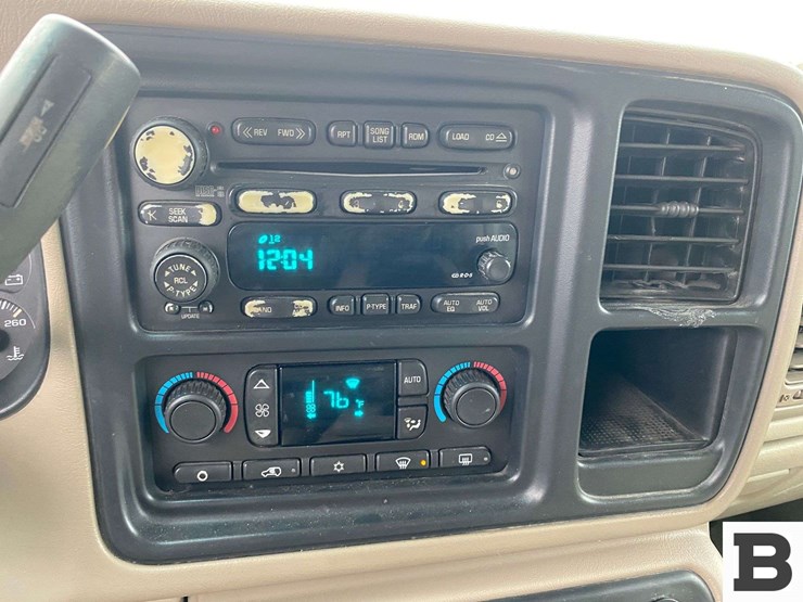 2004-chevrolet-suburban-image-35