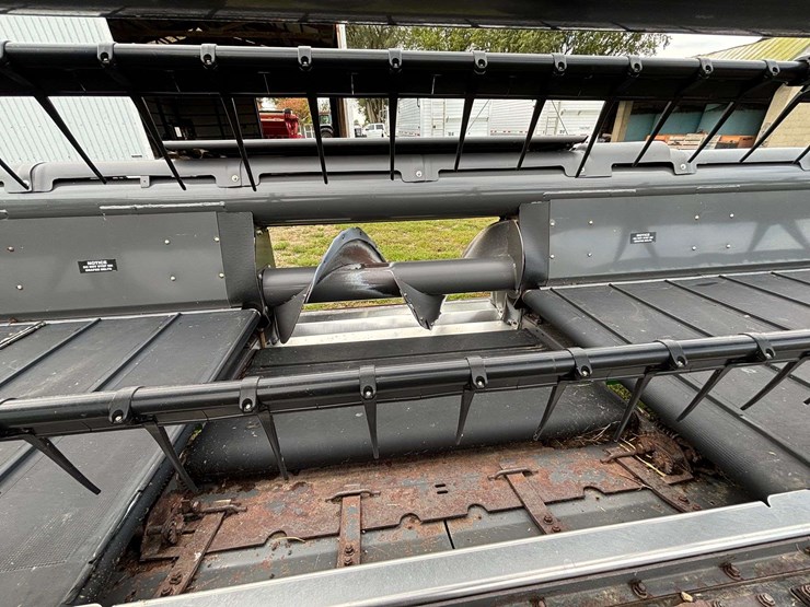 2012-massey-ferguson-35ft-grain-platform-w/-header-cart-image-16