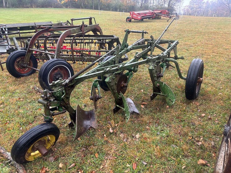 john-deere-3-bottom-plow-image-1