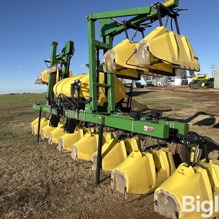 Willmar 915 12R30 Hooded Sprayer