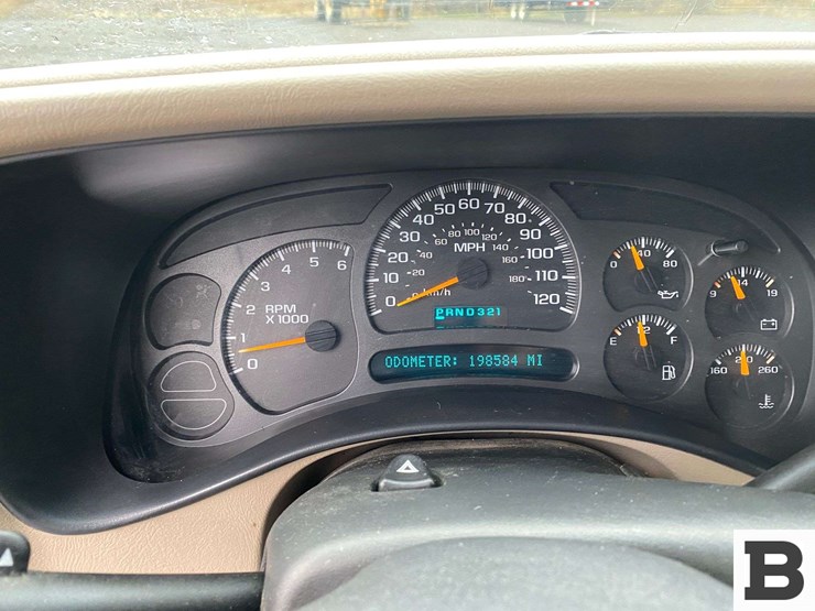 2004-chevrolet-suburban-image-36