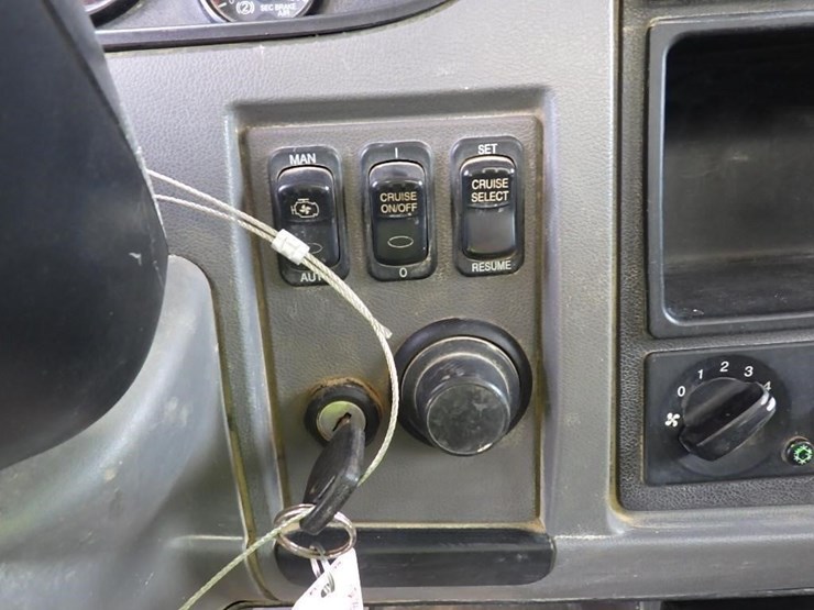 2016-peterbilt-348-image-37