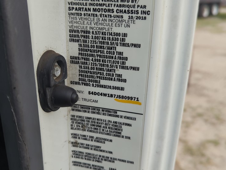 2018-isuzu-npr-image-7