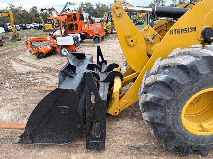 caterpillar-930-image-13