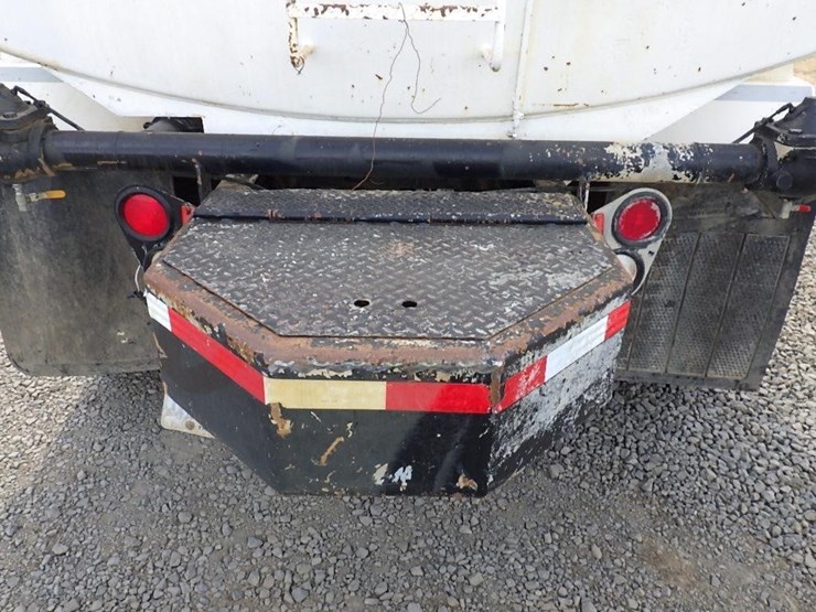 2016-peterbilt-348-image-18