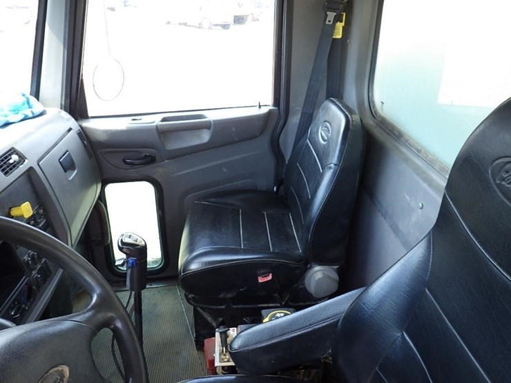 2016-peterbilt-348-image-31