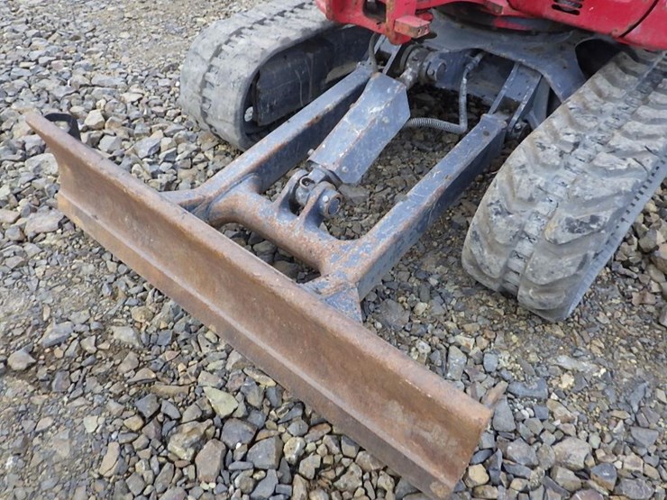 2016-takeuchi-tb230-image-13