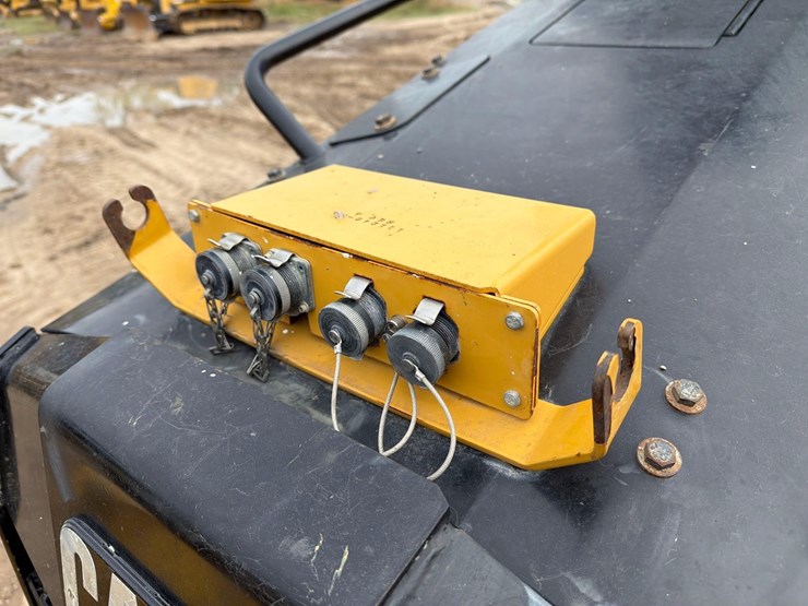 2021-caterpillar-d3-lgp-image-19