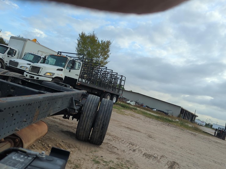 2018-isuzu-npr-image-10