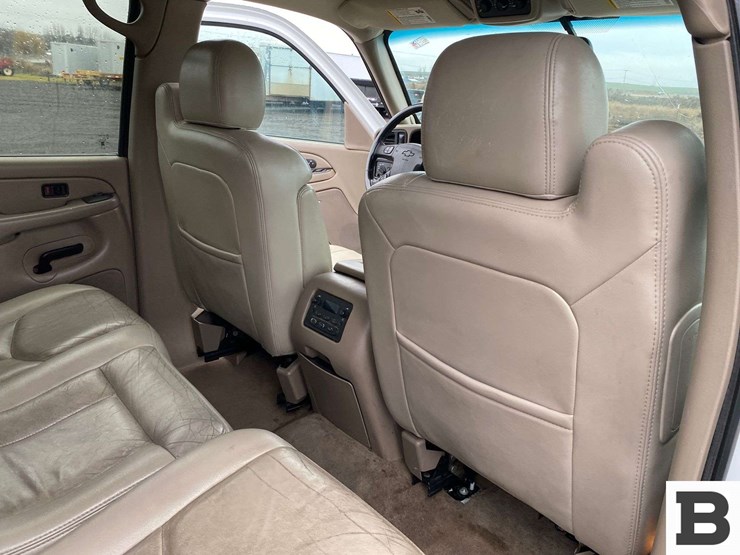 2004-chevrolet-suburban-image-26