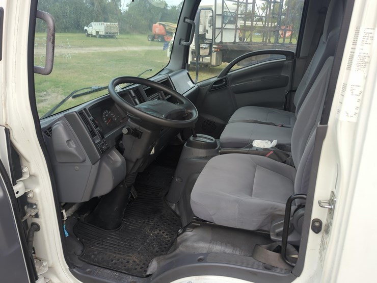 2018-isuzu-npr-image-12