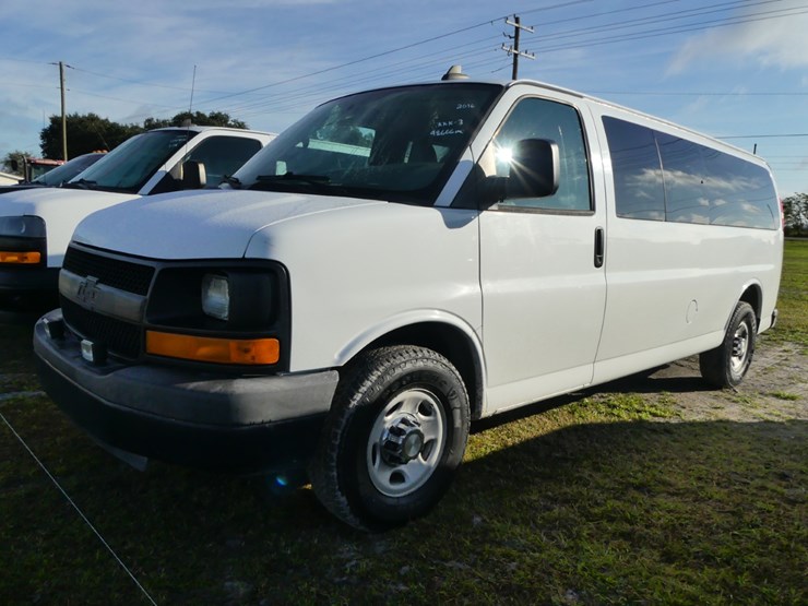 2016-chevrolet-express-3500-image-1