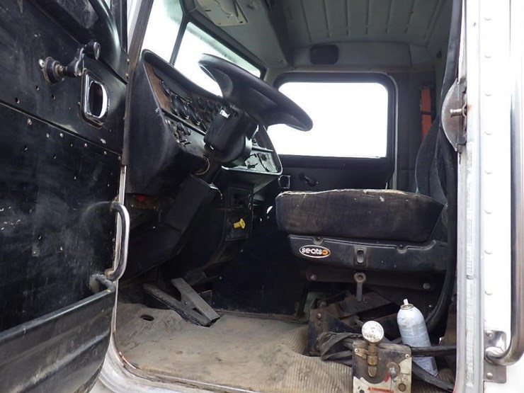 peterbilt-357-image-25