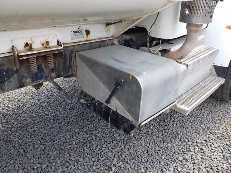 2016-peterbilt-348-image-15