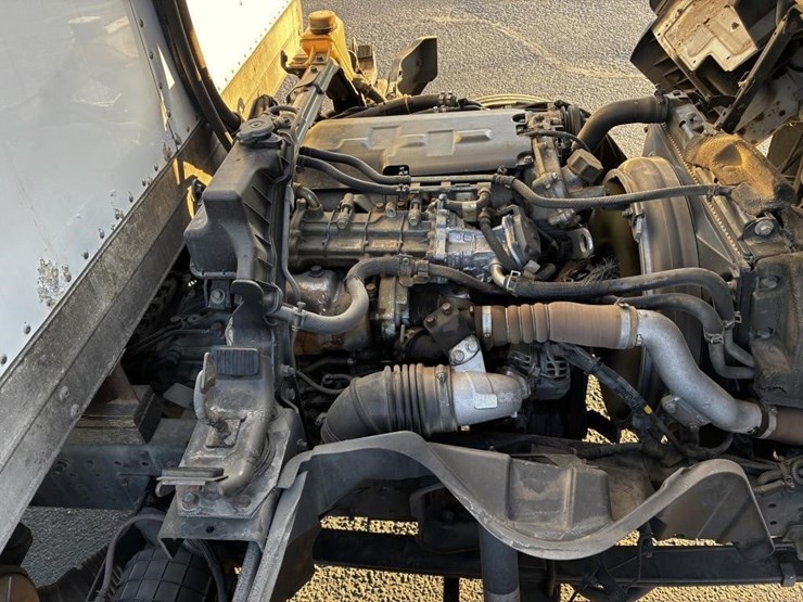 2012-mitsubishi-box-truck-image-9