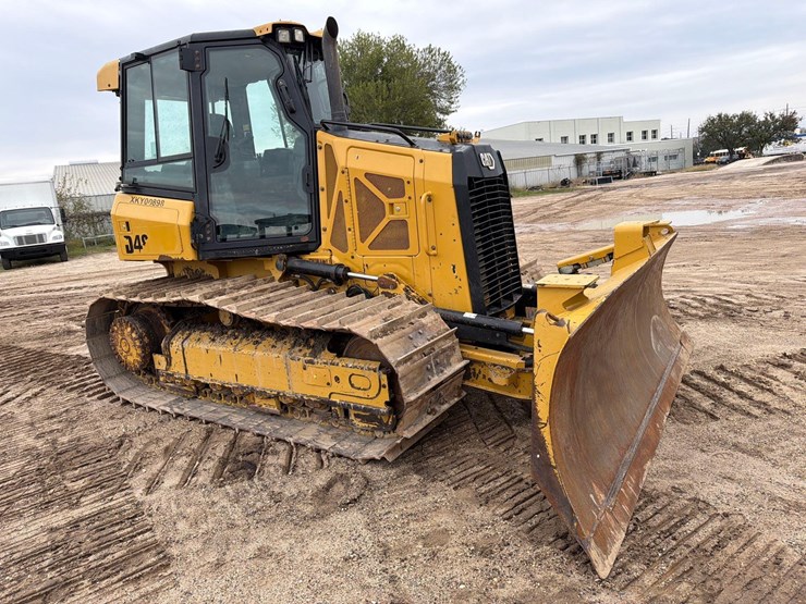 2021-caterpillar-d3-lgp-image-4