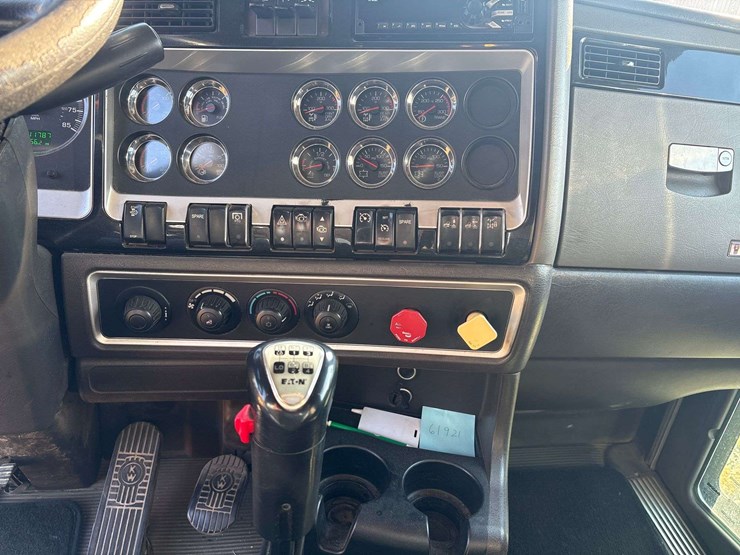 2014-kenworth-t800-image-12