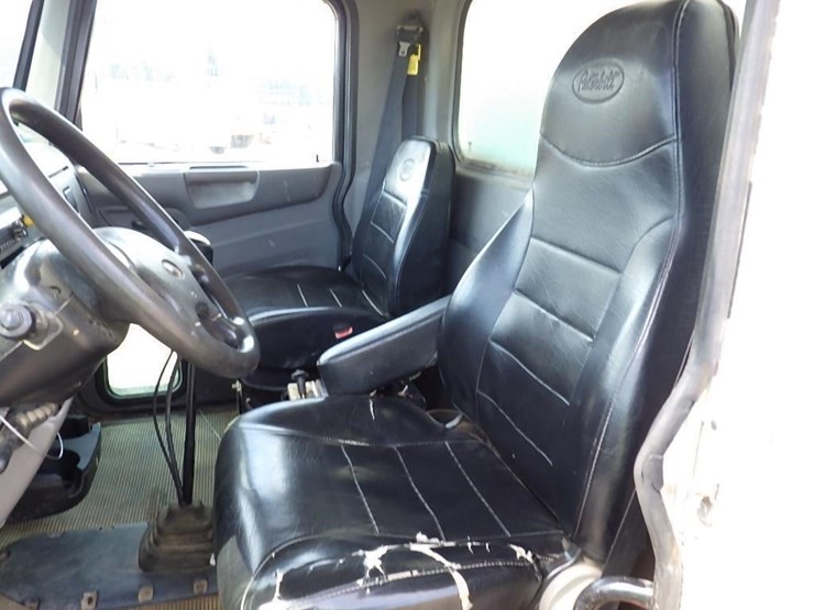 2016-peterbilt-348-image-28