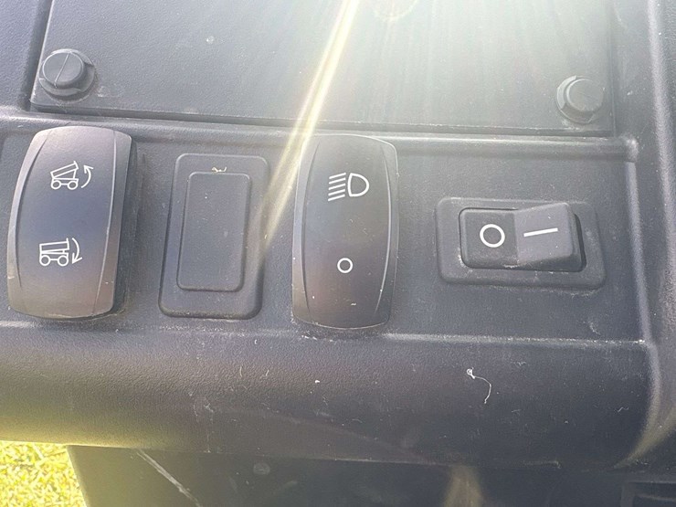 2022-john-deere-gator-image-5