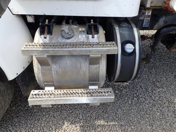 2016-peterbilt-348-image-26