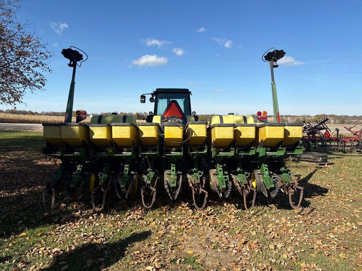 john-deere-7240-image-1