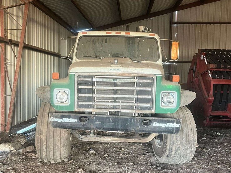 international-loral-spreader-truck-with-newleader-bed-image-1