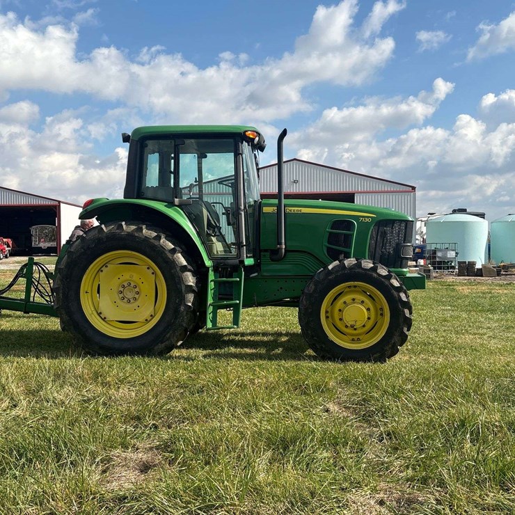 JOHN DEERE 7130