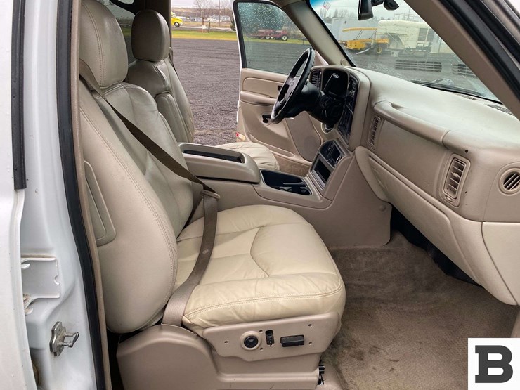 2004-chevrolet-suburban-image-29