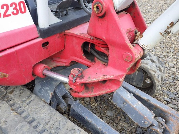 2016-takeuchi-tb230-image-15