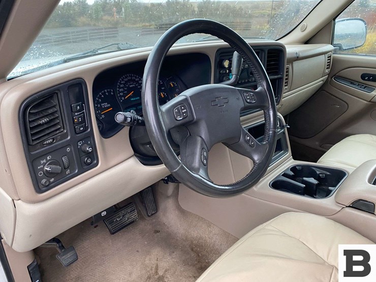 2004-chevrolet-suburban-image-31