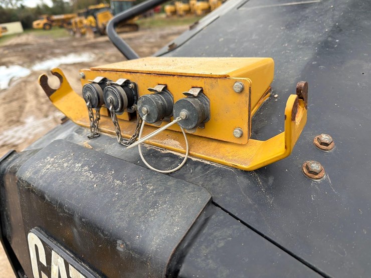 2021-caterpillar-d3-lgp-image-19