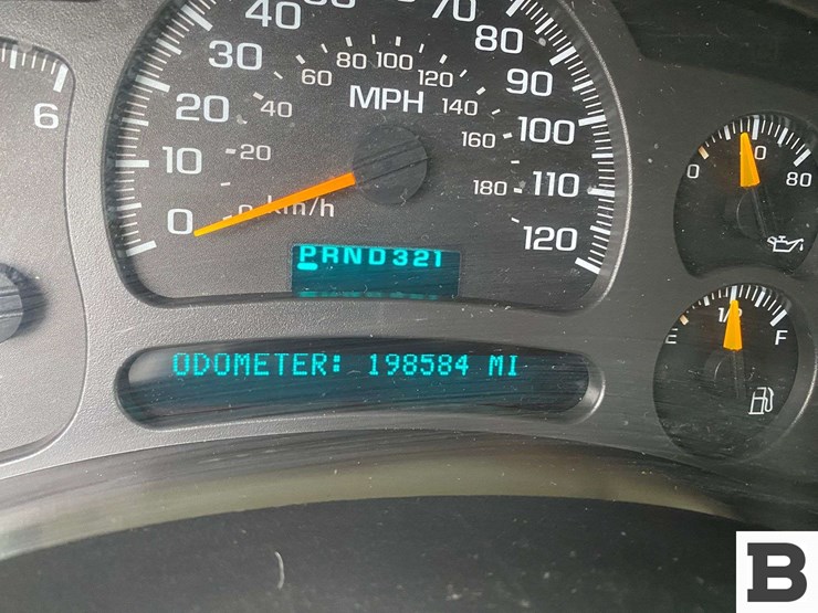 2004-chevrolet-suburban-image-37