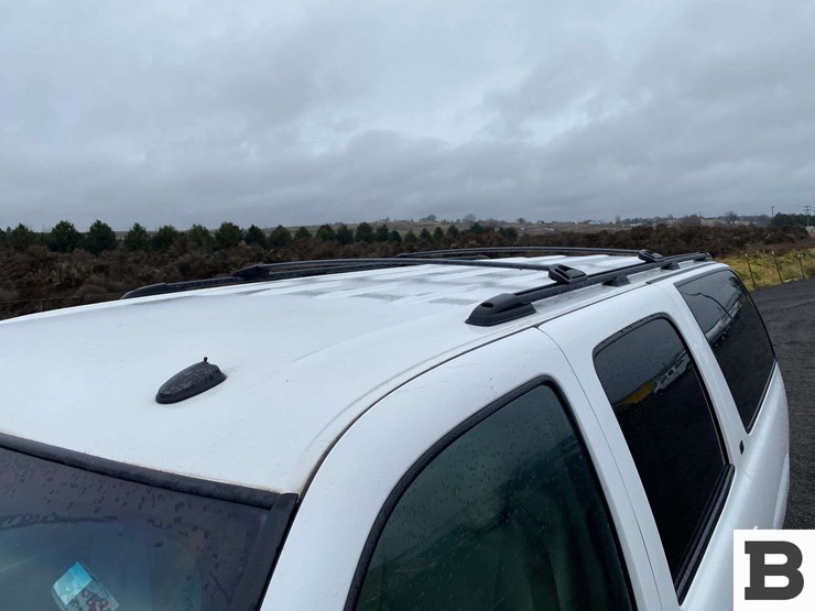 2004-chevrolet-suburban-image-13