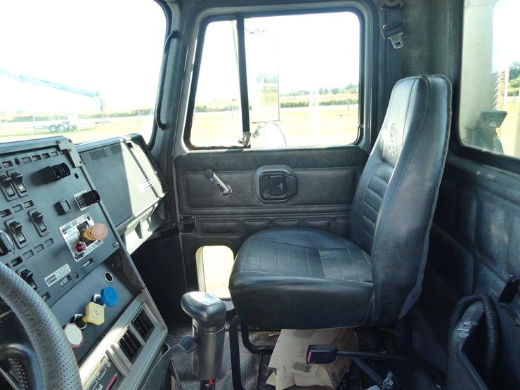 2000-mack-ch613-image-12