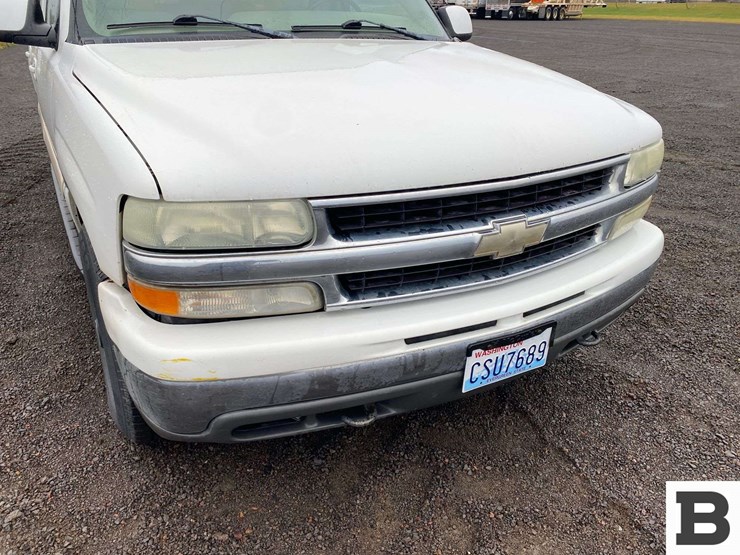 2004-chevrolet-suburban-image-8