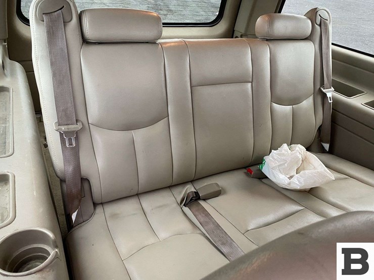 2004-chevrolet-suburban-image-28