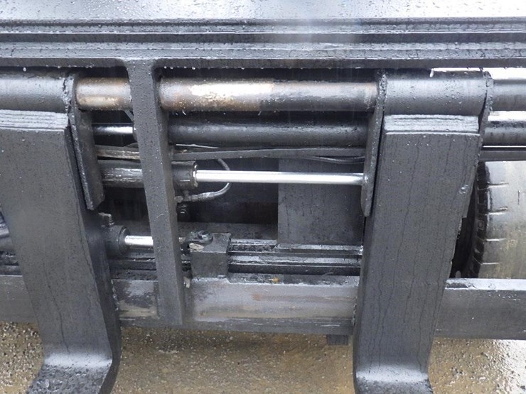 caterpillar-v330b-image-13