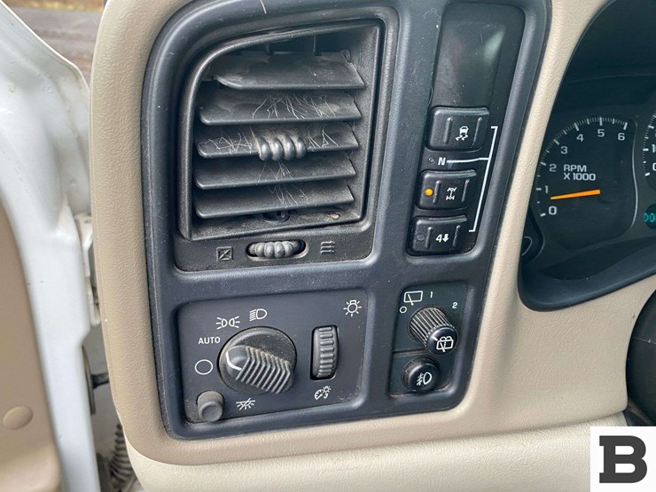 2004-chevrolet-suburban-image-33