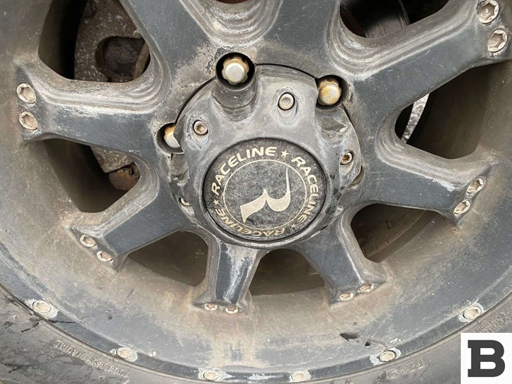 2004-chevrolet-suburban-image-16